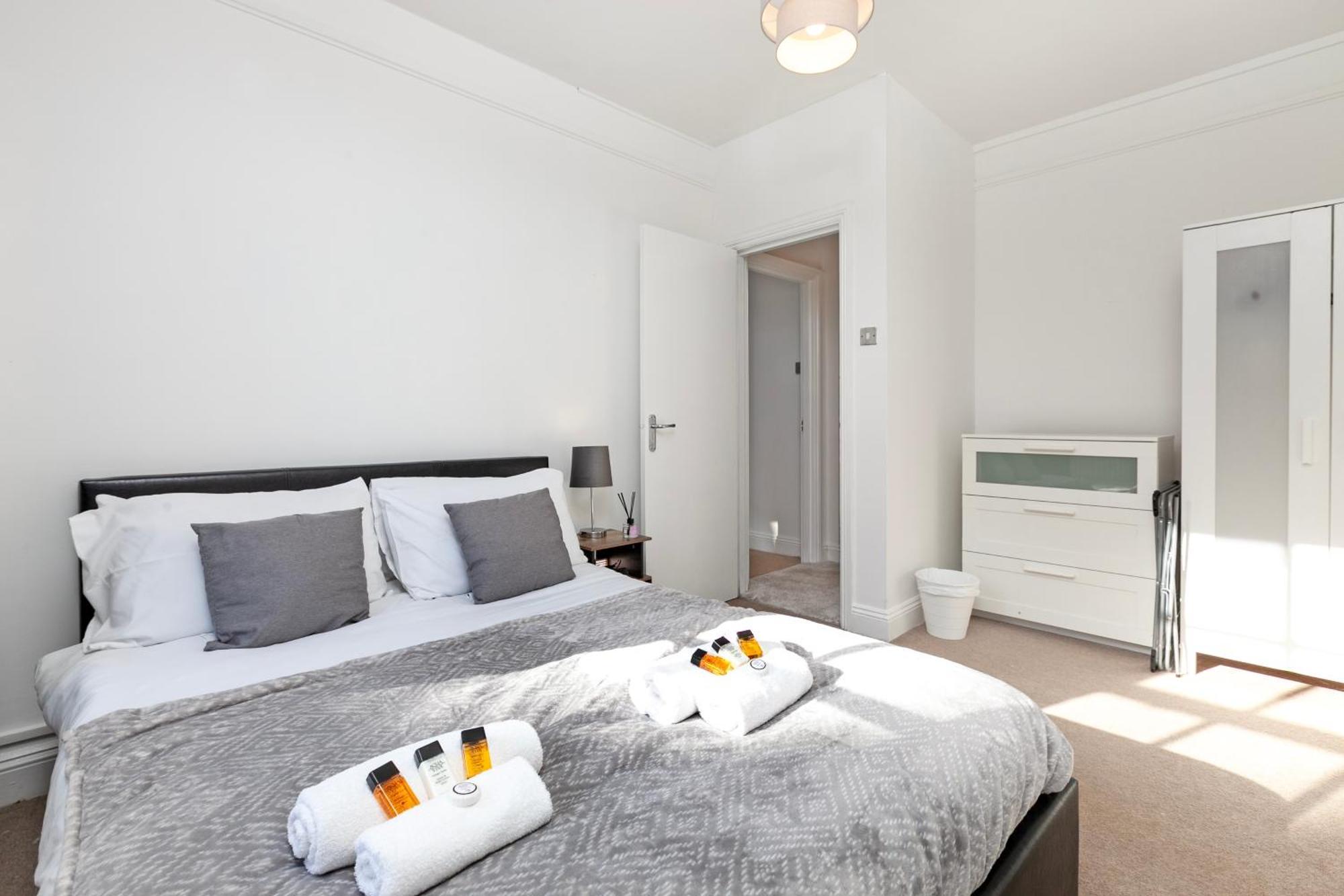 Beautiful 3 Bedroom Flat In Scott Ellis Gardens London Exterior foto